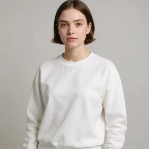 Mujer con sudadera blanca de neopreno y cuello alto, fotografía de estudio con fondo gris neutro
