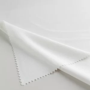 Muestra de tela Neopreno blanca doblada sobre fondo neutro con iluminación suave de estudio