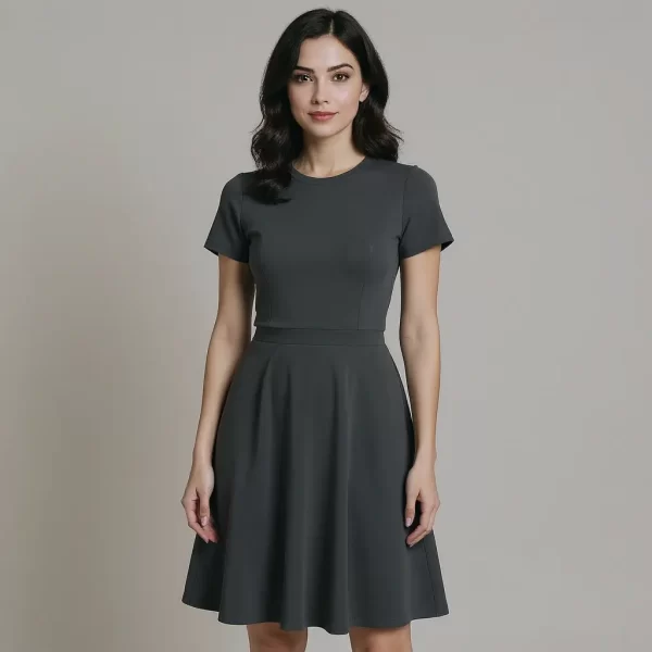 Mujer de estilo mediterráneo con falda gris de tejido Neocrêpe, fotografía de estudio con fondo neutro