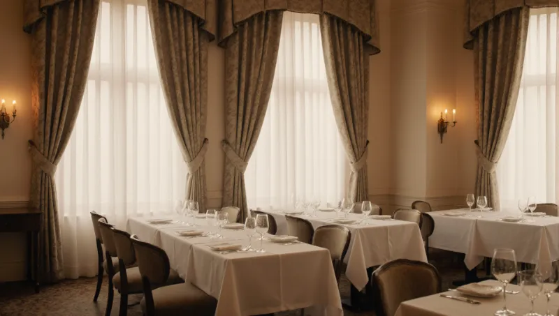 Mantelería ignífuga blanca y cortinas decorativas en restaurante de alta gama con tejidos profesionales